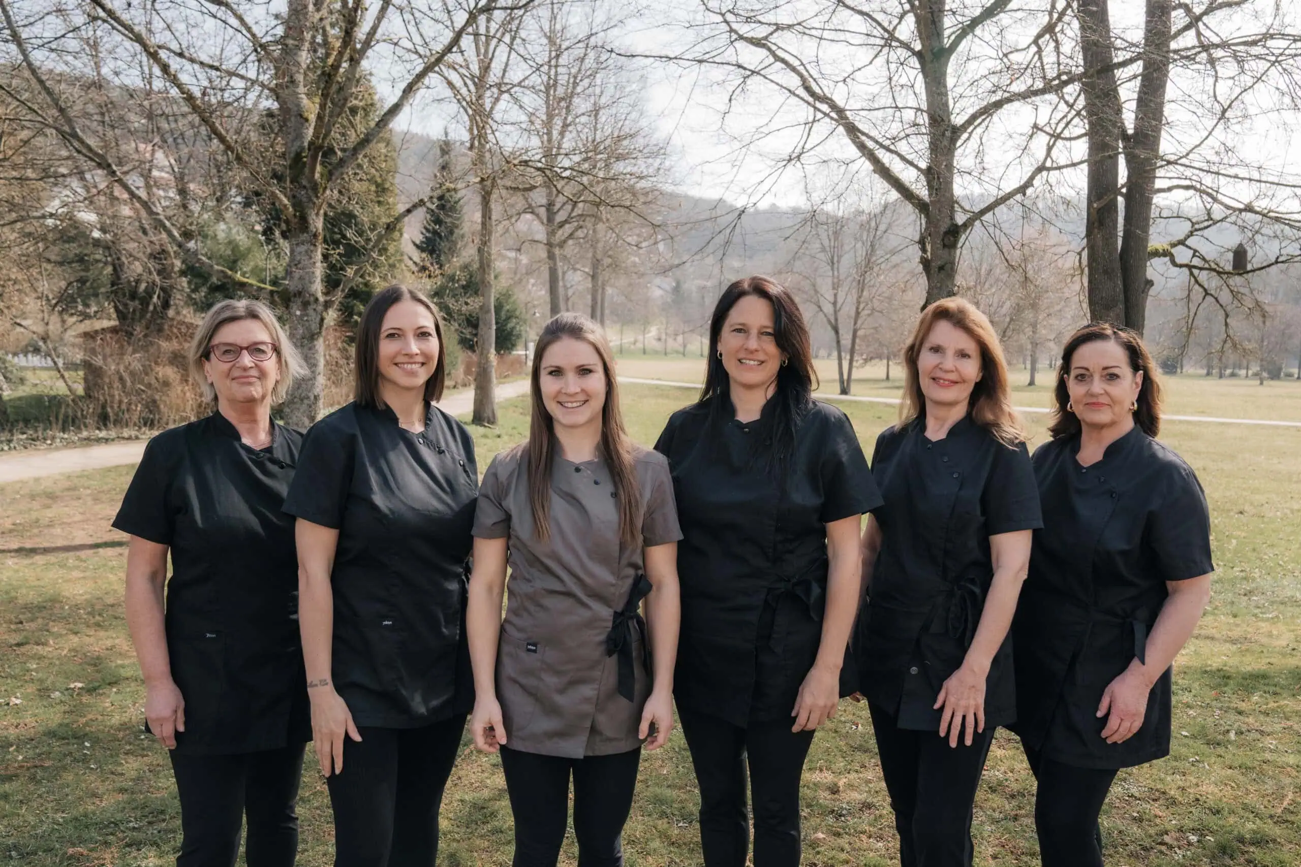 spa team gastgeber stehend im park